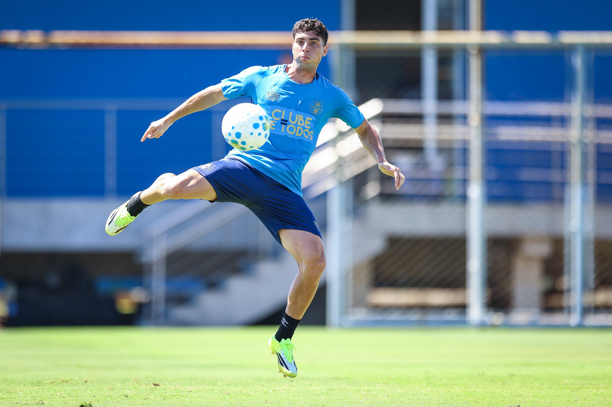 Com argentinos, Grêmio renova esperança em estrangeiros após leva de saídas