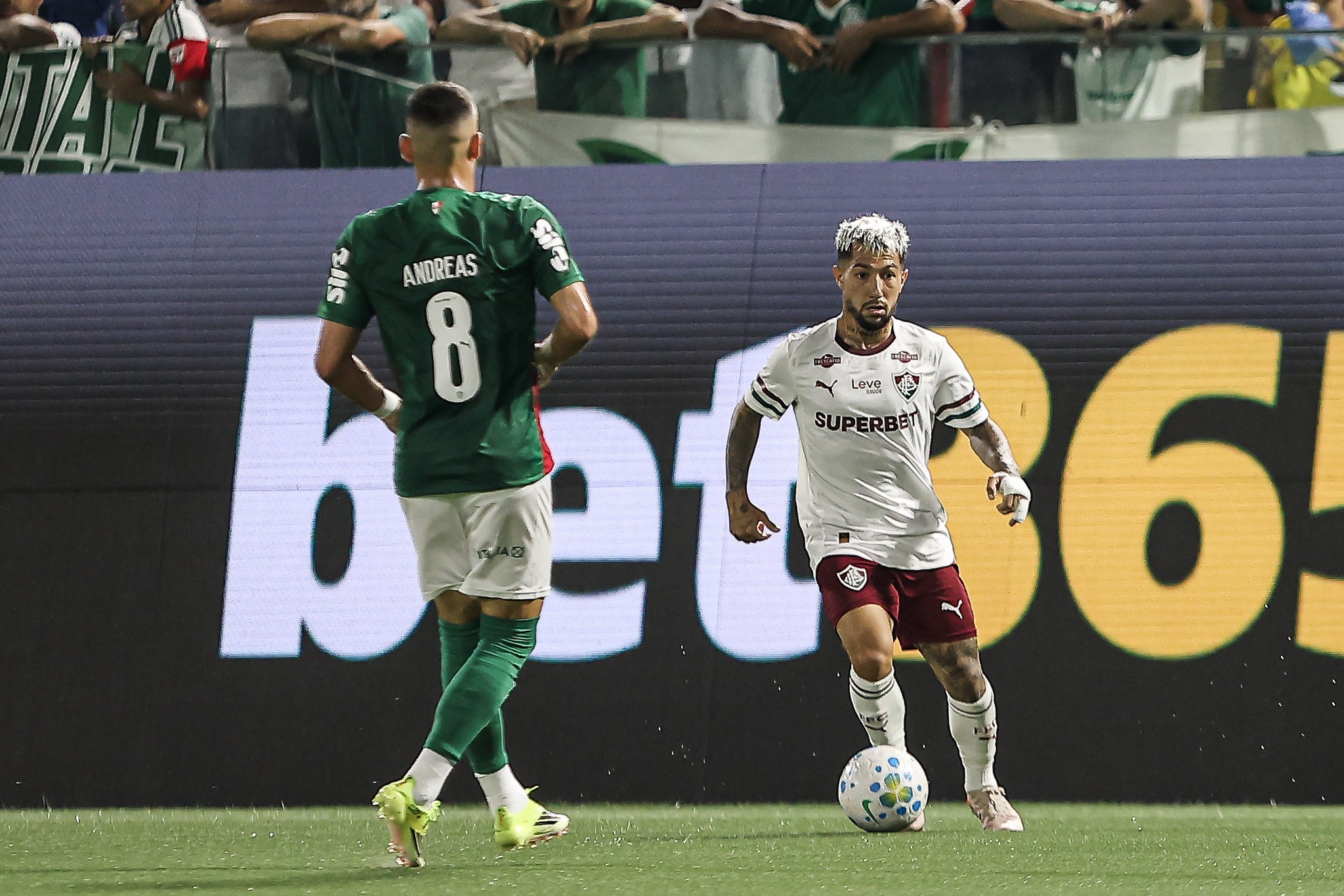 Lucho Acosta sente a coxa e é substituído no intervalo de Palmeiras x Fluminense; veja lance