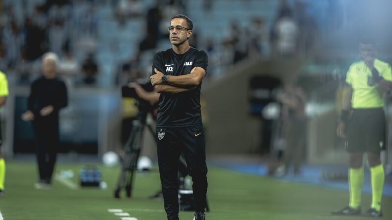 Interino do Atlético-MG evita analisar expulsão de Natanael e vê falta de critério do árbitro