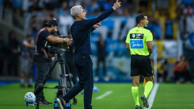 Luís Castro vê Grêmio e Inter melhores para o Gre-Nal e explica Pavon na lateral e escolha de Mec