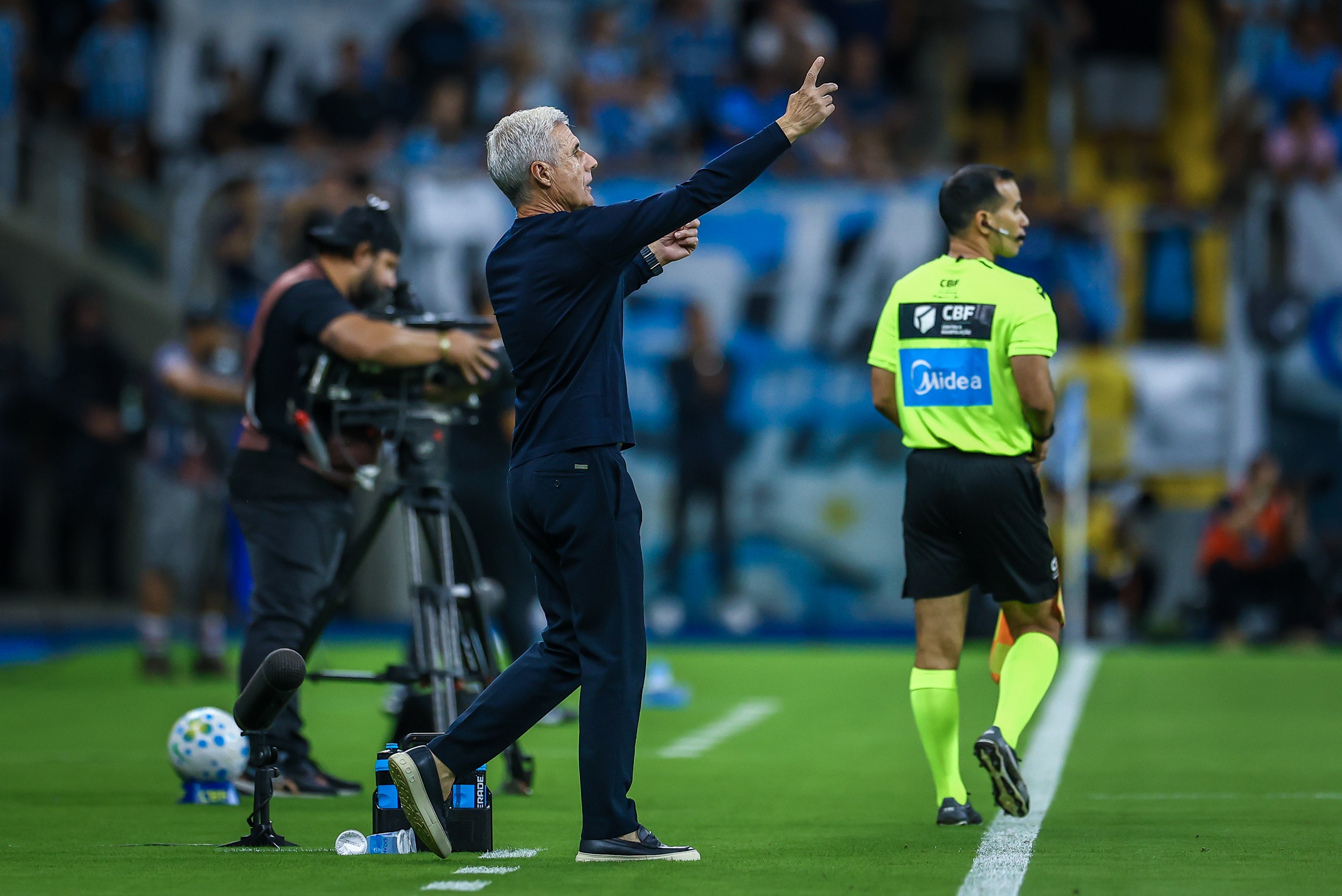 Luís Castro vê Grêmio e Inter melhores para o Gre-Nal e explica Pavon na lateral e escolha de Mec