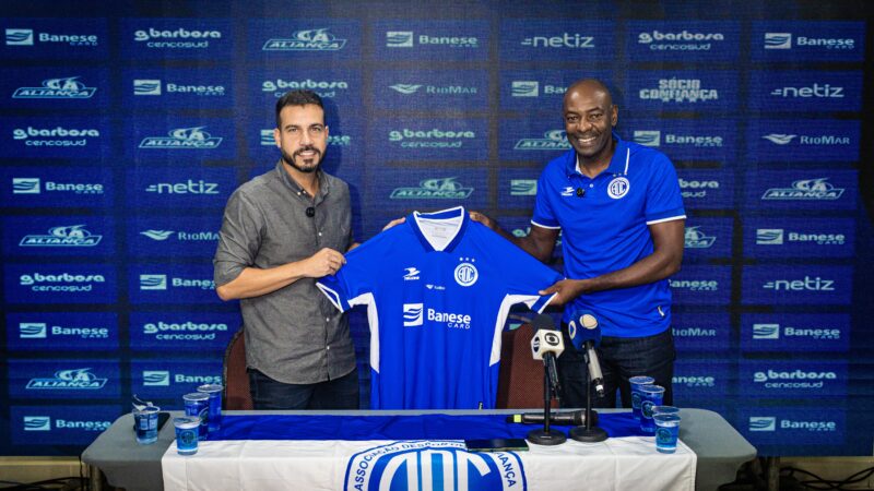 Cláudio Caçapa é apresentado no Confiança, admite problemas e necessidade de reforços