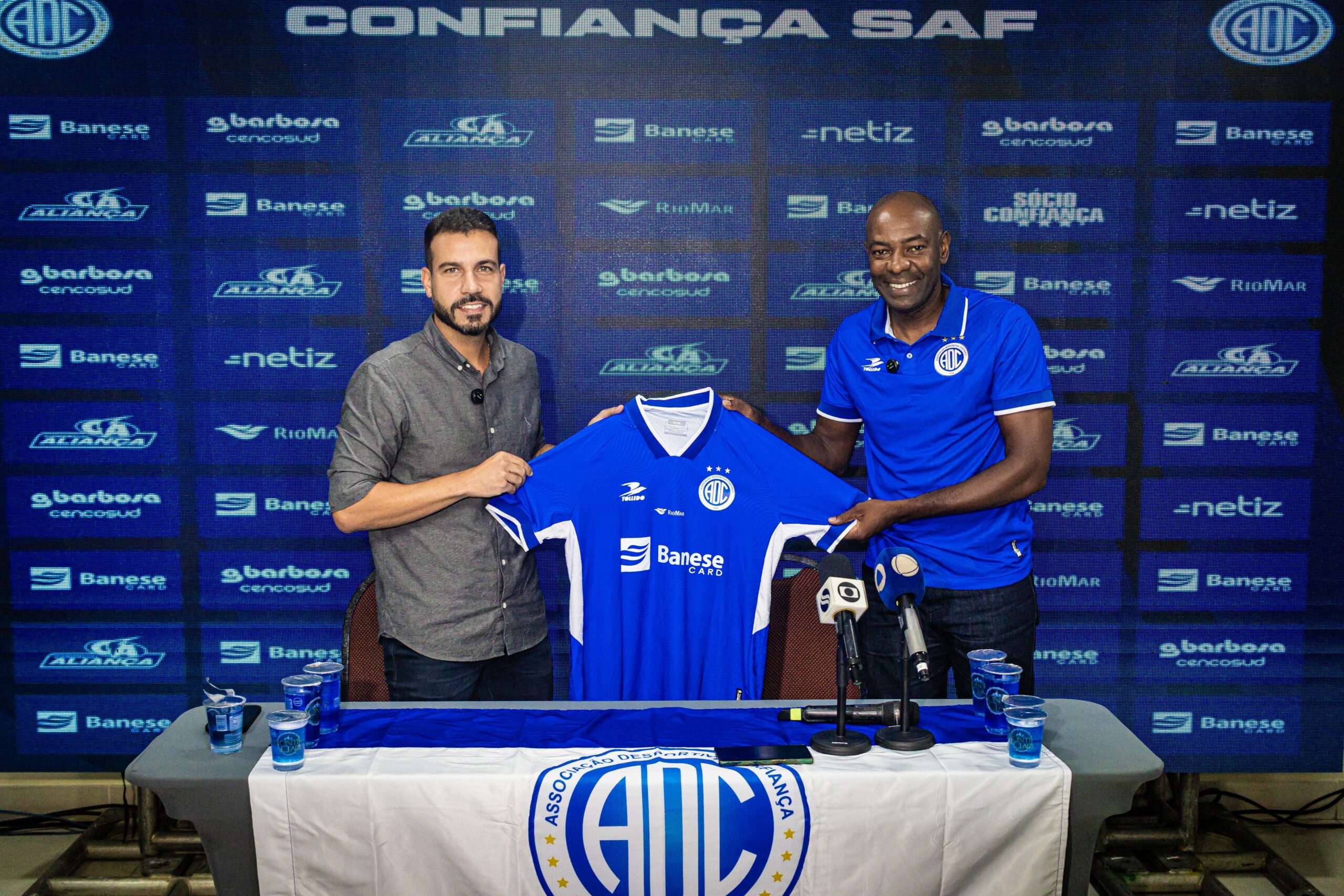 Cláudio Caçapa é apresentado no Confiança, admite problemas e necessidade de reforços