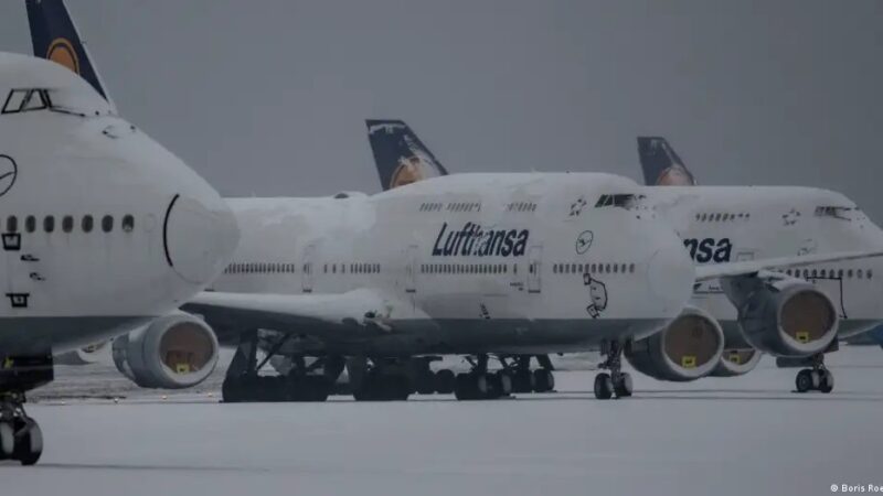 Apertem os cintos, o motorista sumiu: centenas de passageiros passam a noite presos em aviões em aeroporto na Alemanha por falta de ônibus