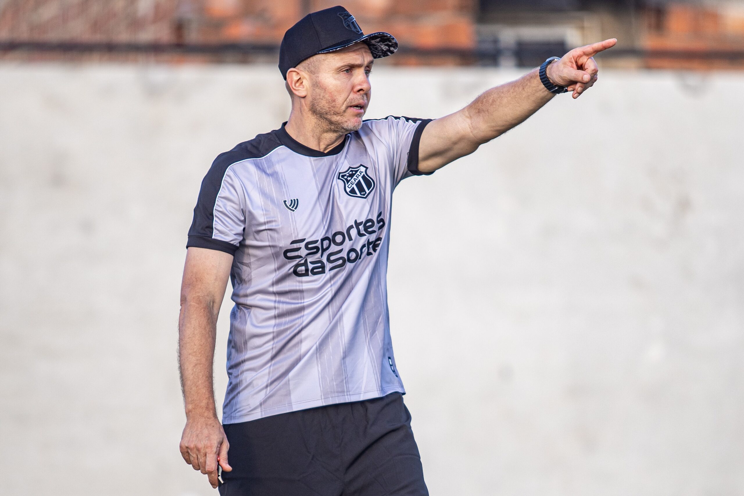 Técnico do Ceará, Mozart atinge 300 jogos na carreira; veja raio-x