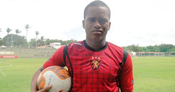 Conheça cria do Sport que já marcou contra Santa e Náutico e divide artilharia do Pernambucano
