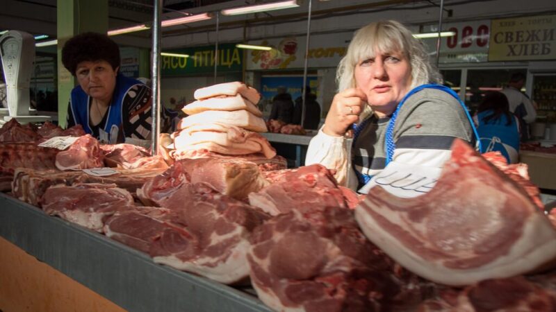 Supermercados cheios, direitos vazios? O paradoxo russo após quatro anos de guerra