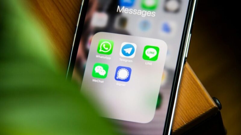 Rússia tenta bloquear completamente o WhatsApp e pressiona usuários a migrarem para app estatal