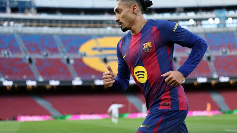 Pressionado após goleada, Flick confirma volta de Raphinha ao Barcelona: “Sentimos falta dele”