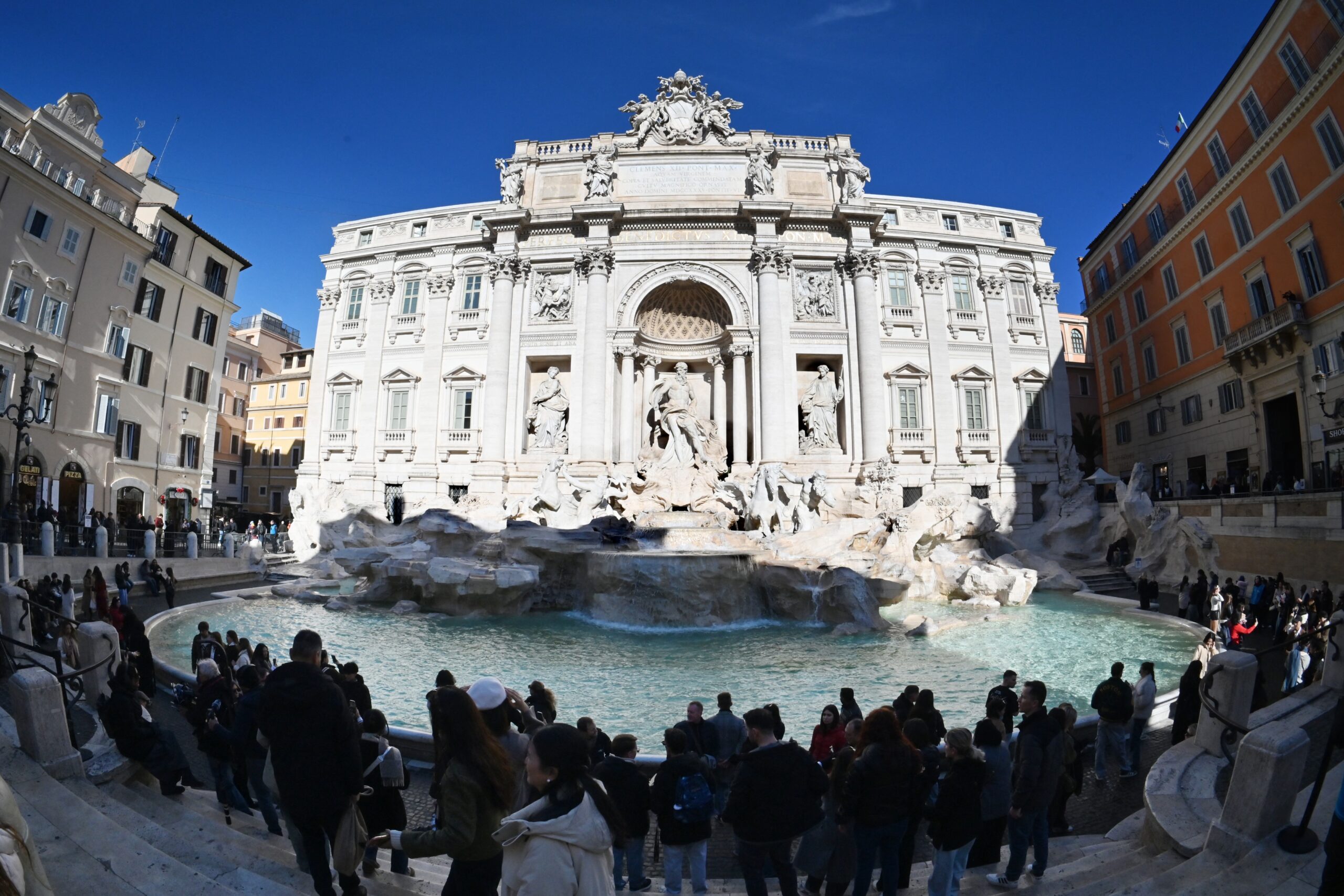 Roma começa a cobrar taxa de turistas para visitar a Fontana di Trevi