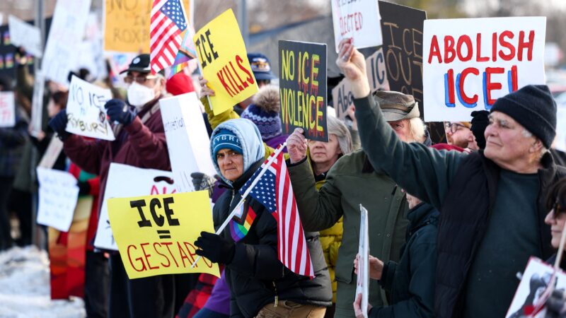 Cidades dos EUA resistem aos planos de Trump de encarcerar imigrantes em armazéns