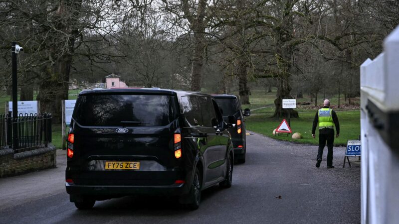 Polícia britânica retoma buscas em endereços ligados a ex-príncipe Andrew em meio a investigação sobre ligações com Epstein