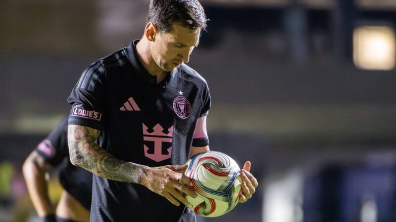 Messi é derrubado por segurança em invasão de torcedores em Porto Rico; veja