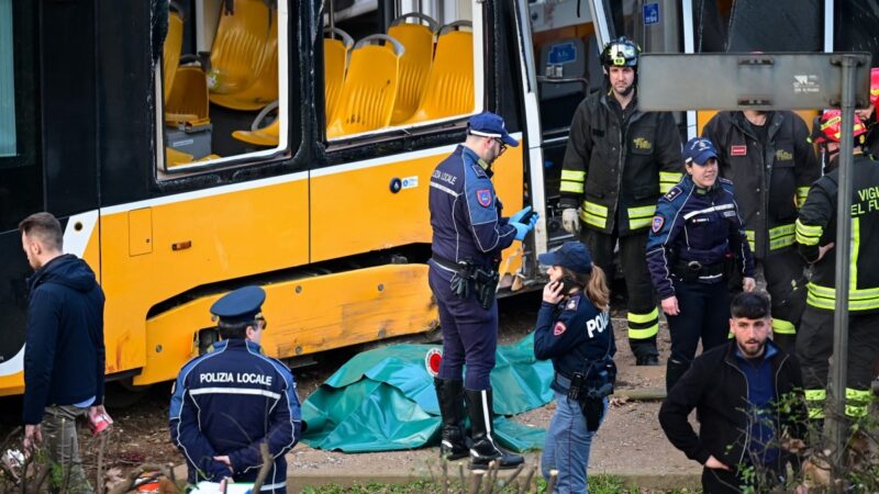 Bonde descarrila e deixa um morto e cerca de 20 feridos em Milão, na Itália