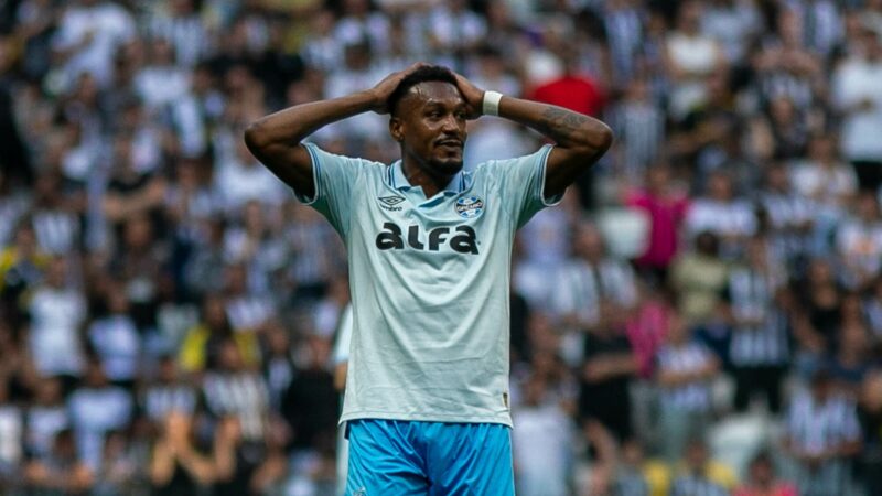 Xodó dos técnicos e alvo da torcida: Edenilson repete roteiro do Inter em passagem no Grêmio