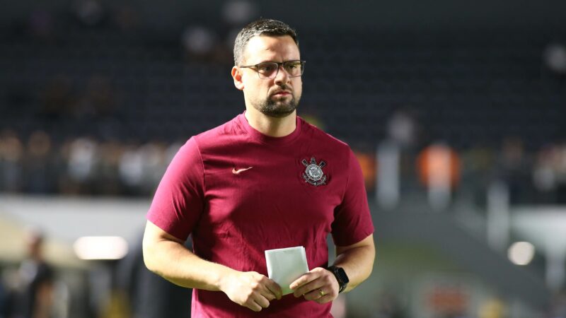 Árbitro relata na súmula ofensas de auxiliar do Corinthians em jogo contra Athletico: “Você não é nada”