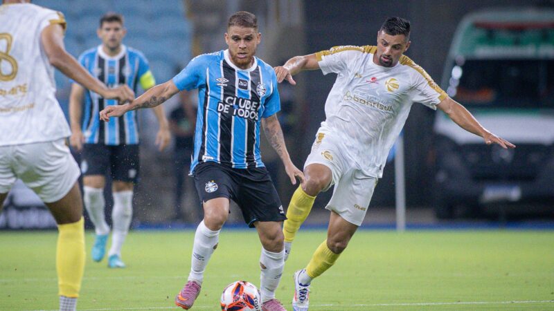 Cuéllar volta da folga de Carnaval com quadro viral e fica fora dos treinos no Grêmio
