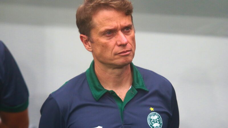 Seabra explica versatilidade tática do Coritiba contra o Cruzeiro e cita relevância do “processo contínuo”