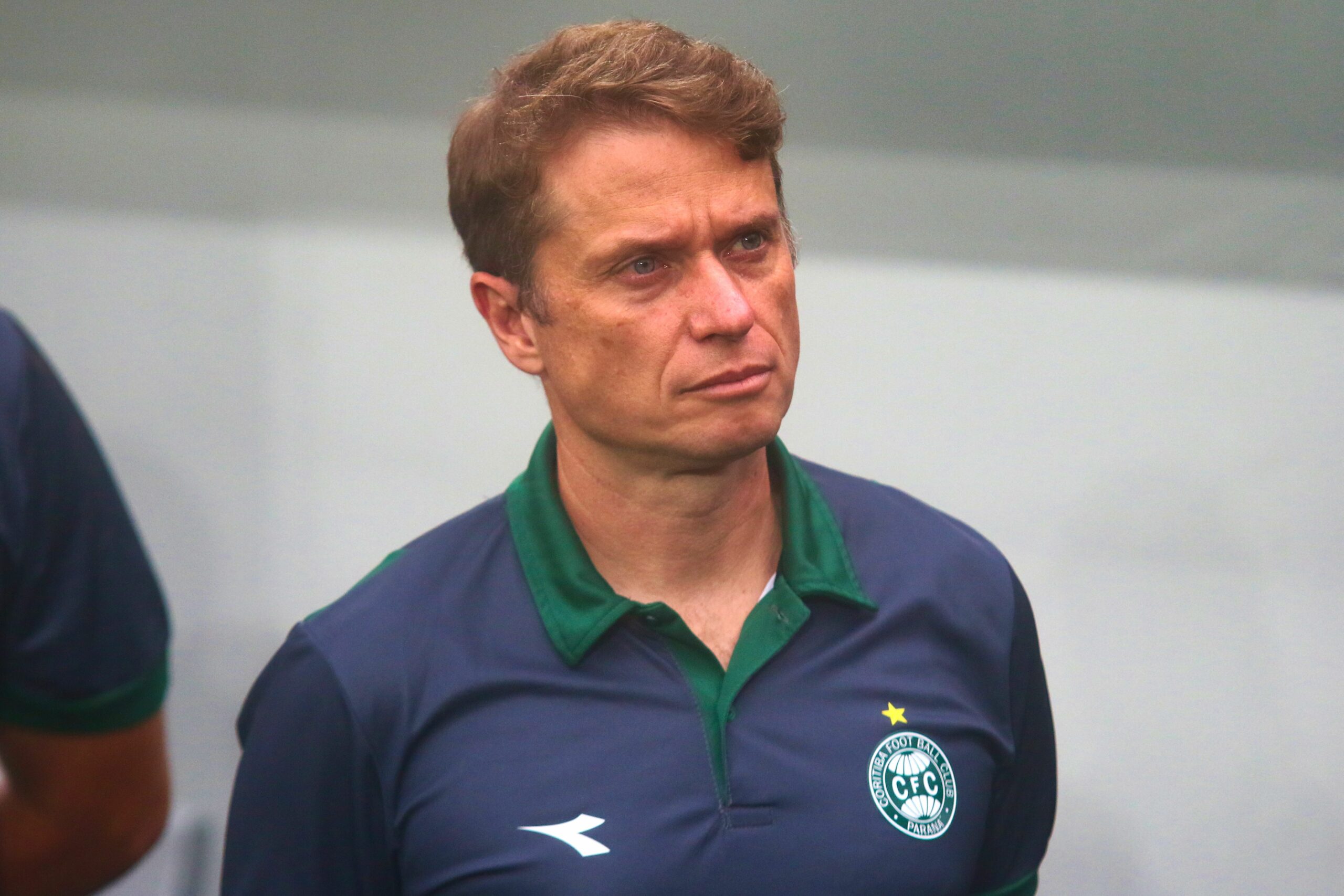 Seabra explica versatilidade tática do Coritiba contra o Cruzeiro e cita relevância do “processo contínuo”