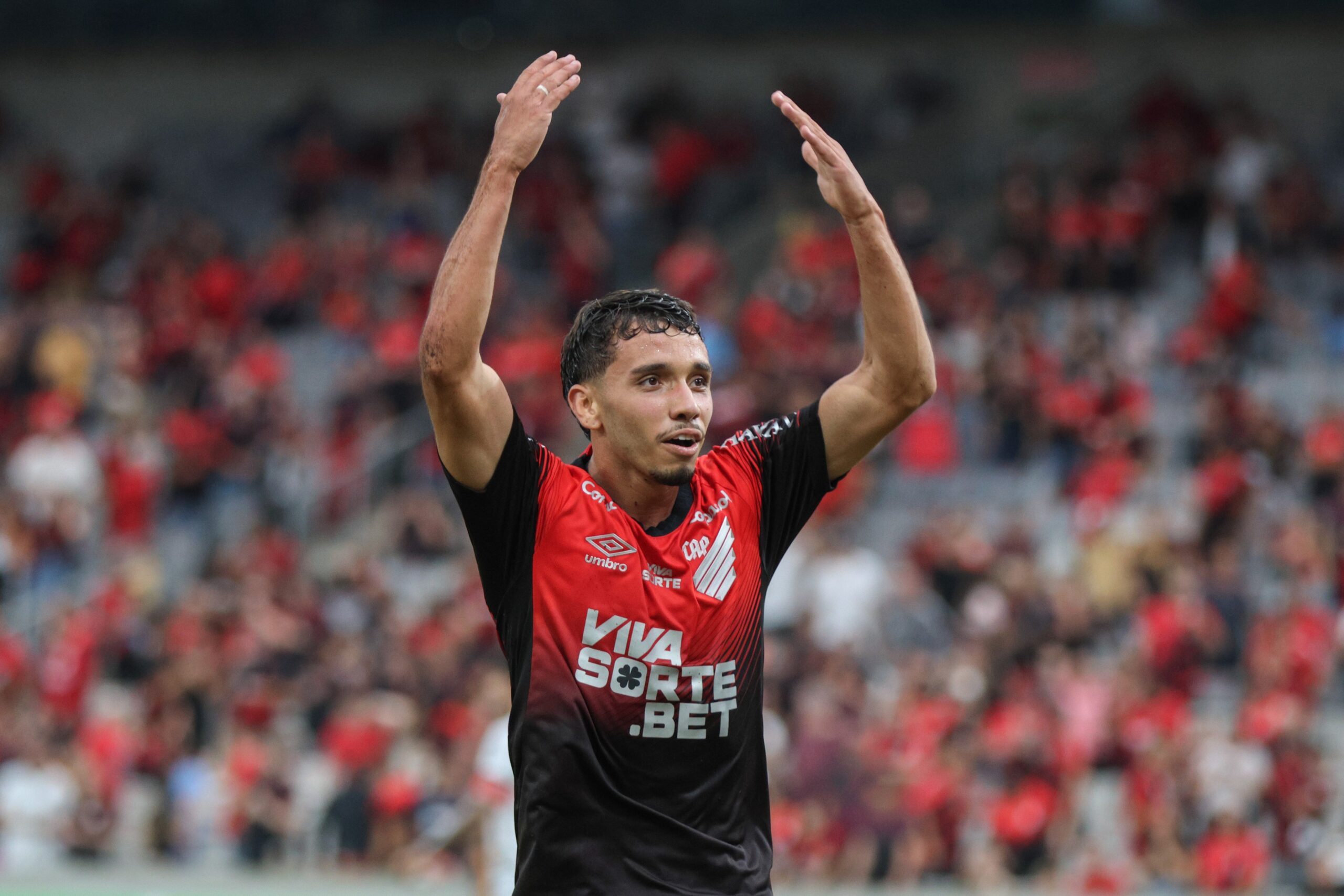 Artilheiro no Athletico, Chiqueti assume protagonismo e pode ser solução caseira para Odair