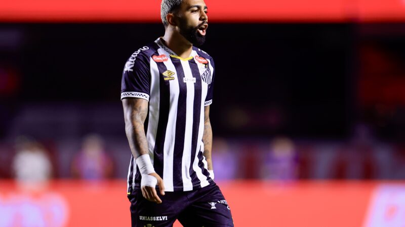 Gabigol cobra melhora coletiva no Santos: “Pode vir Messi, CR7 ou Neymar, e vai ser difícil assim”