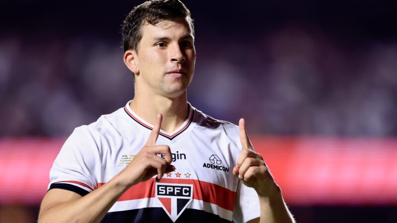 Tapia se firma no São Paulo e ganha a confiança de Crespo: “Cria mau humor nos adversários”