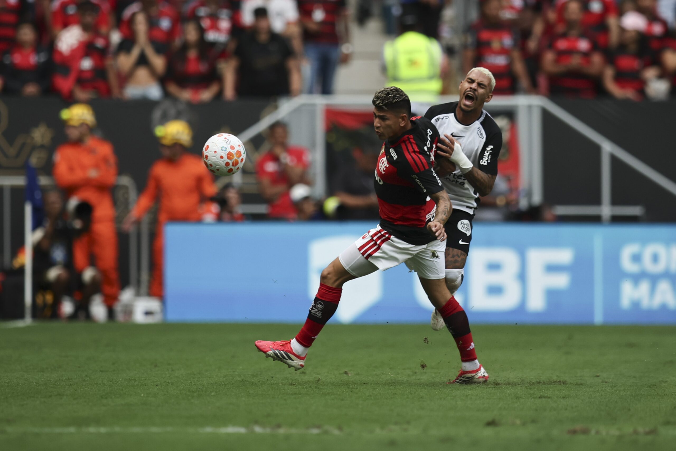 Flamengo x Corinthians: CBF divulga análise do VAR em lance de expulsão de Carrascal