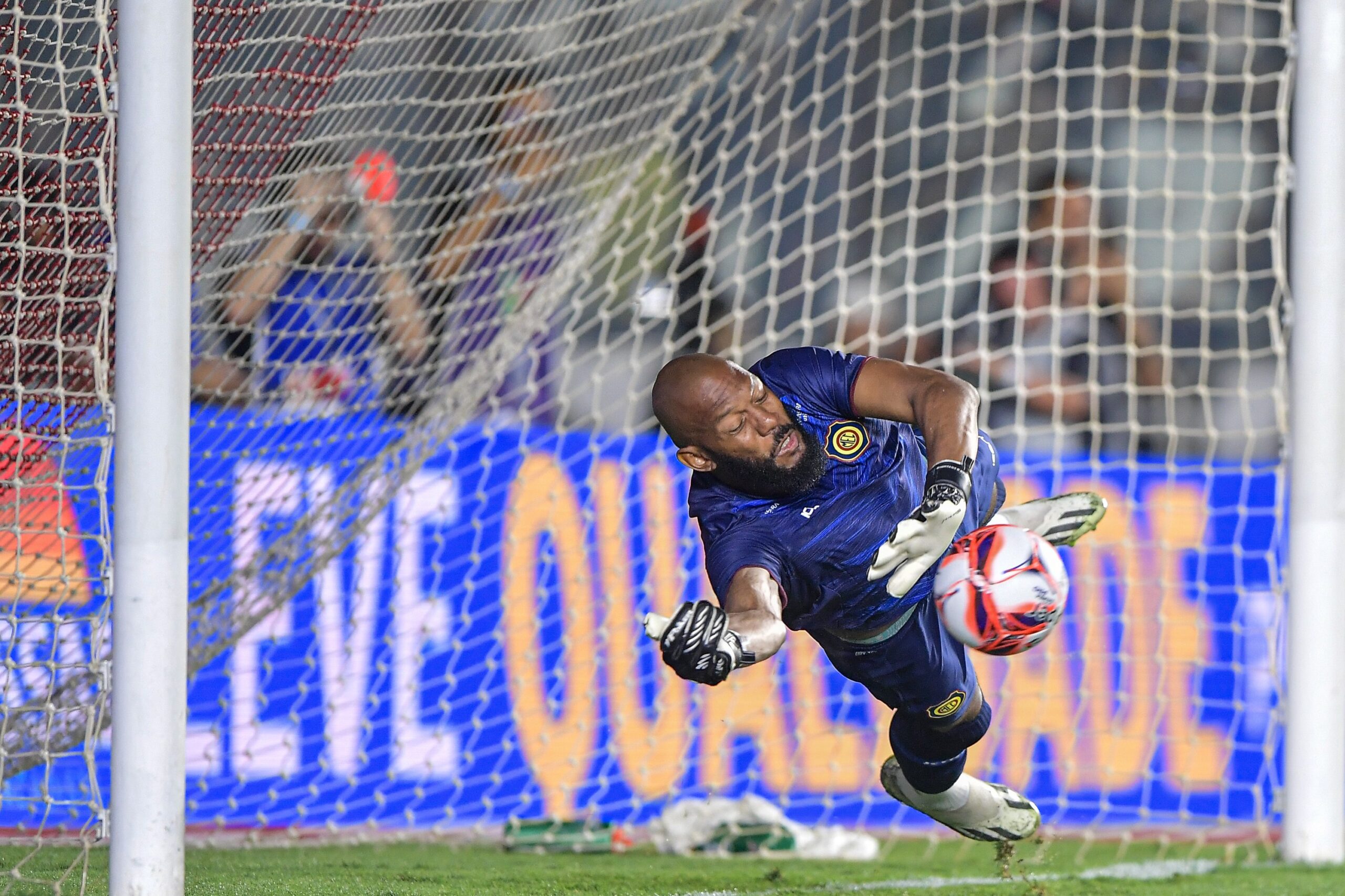 Goleiro que foi herói contra o Vasco se espelha em Fábio e conta histórias da carreira andarilha