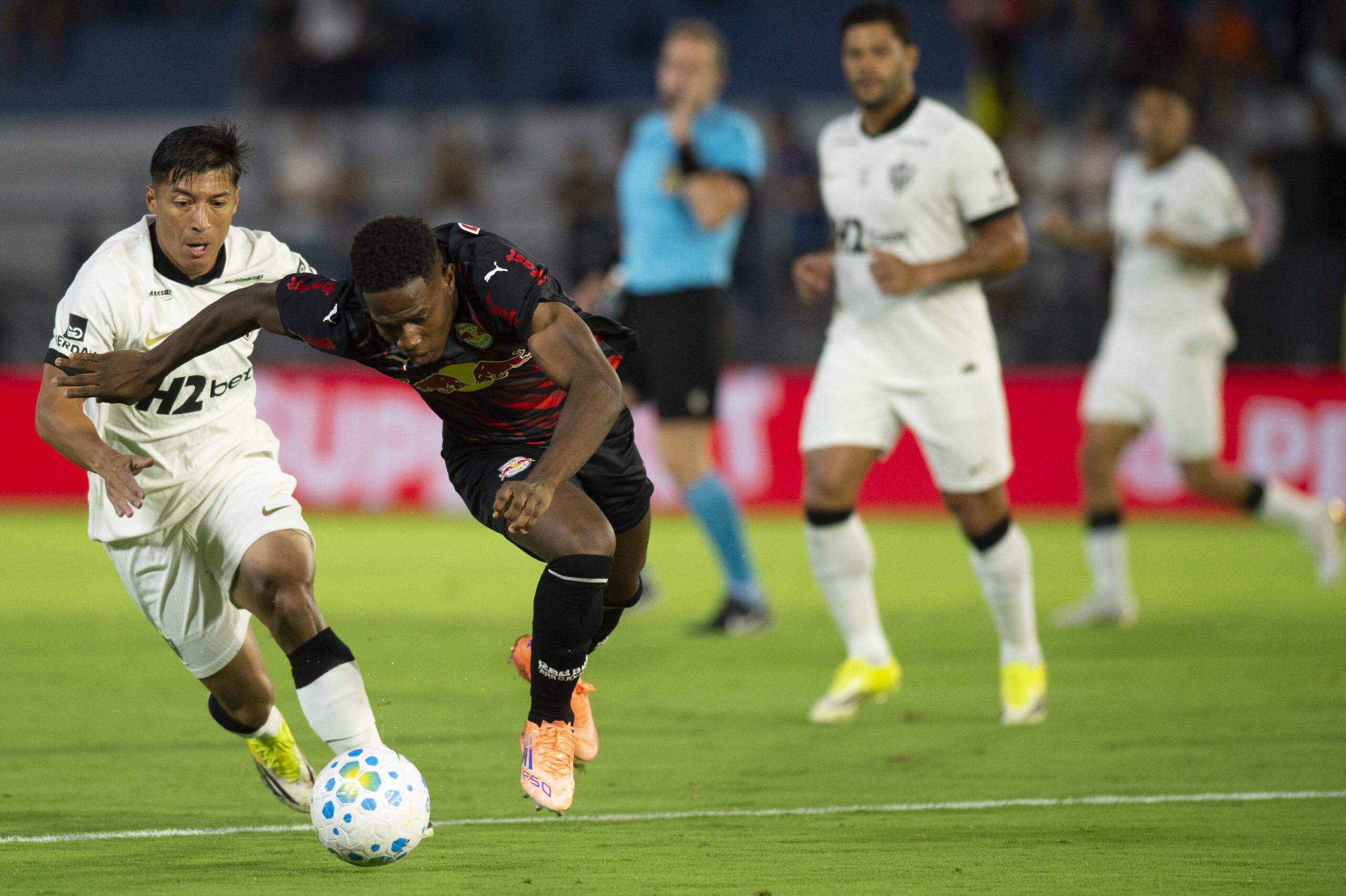 No mercado por defensores, Atlético-MG liga alerta para setor vulnerável em início de ano