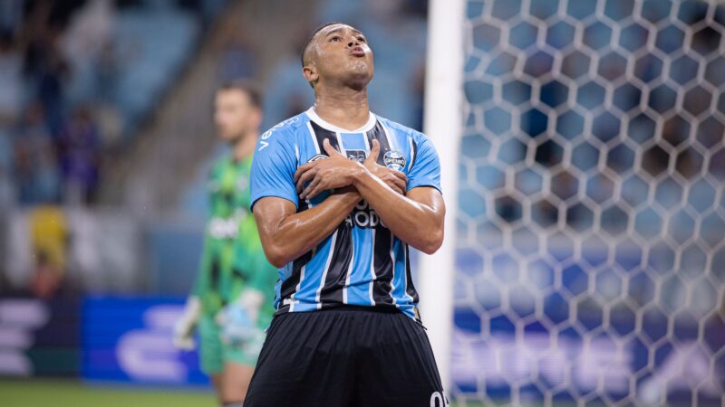 Artilheiro do Brasil, Carlos Vinícius revela clubes que o procuraram antes de acerto com o Grêmio