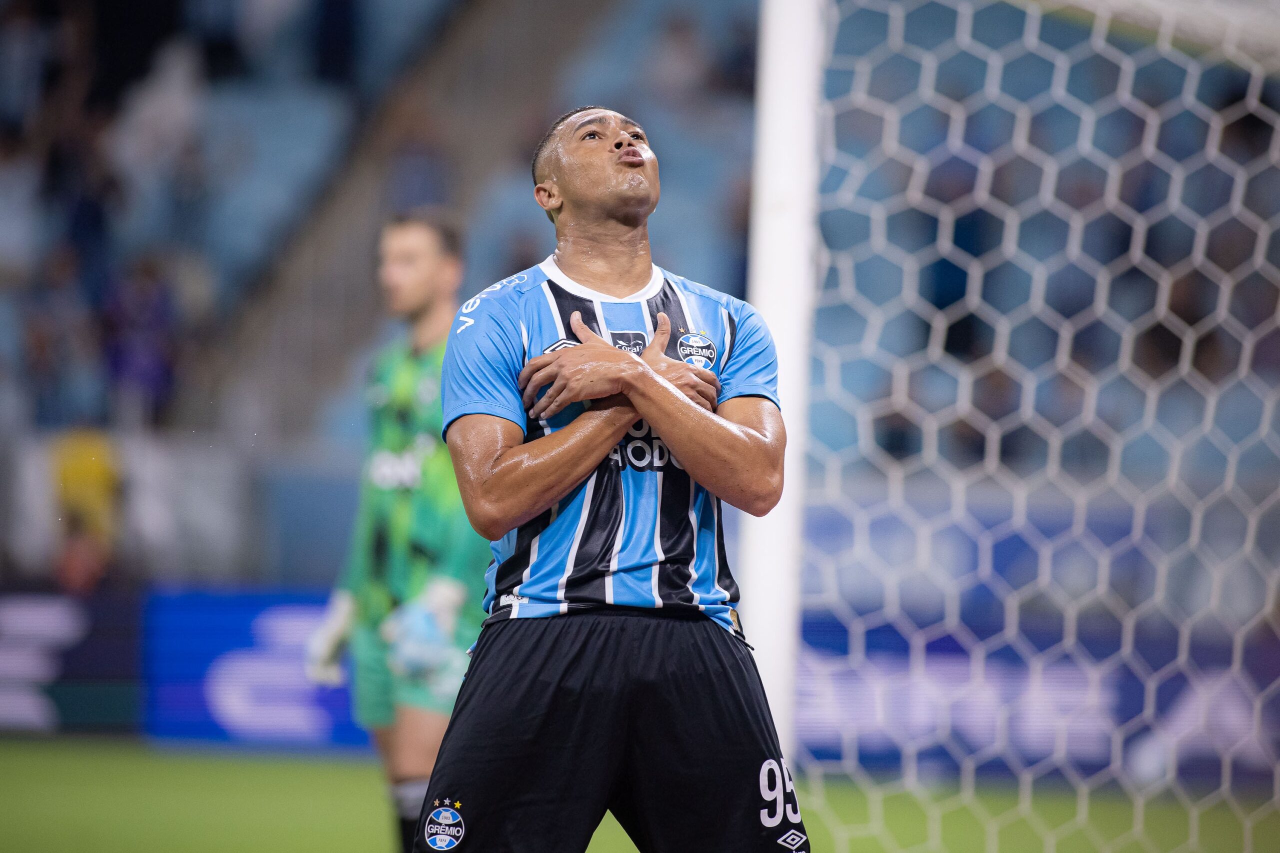 Artilheiro do Brasil, Carlos Vinícius revela clubes que o procuraram antes de acerto com o Grêmio