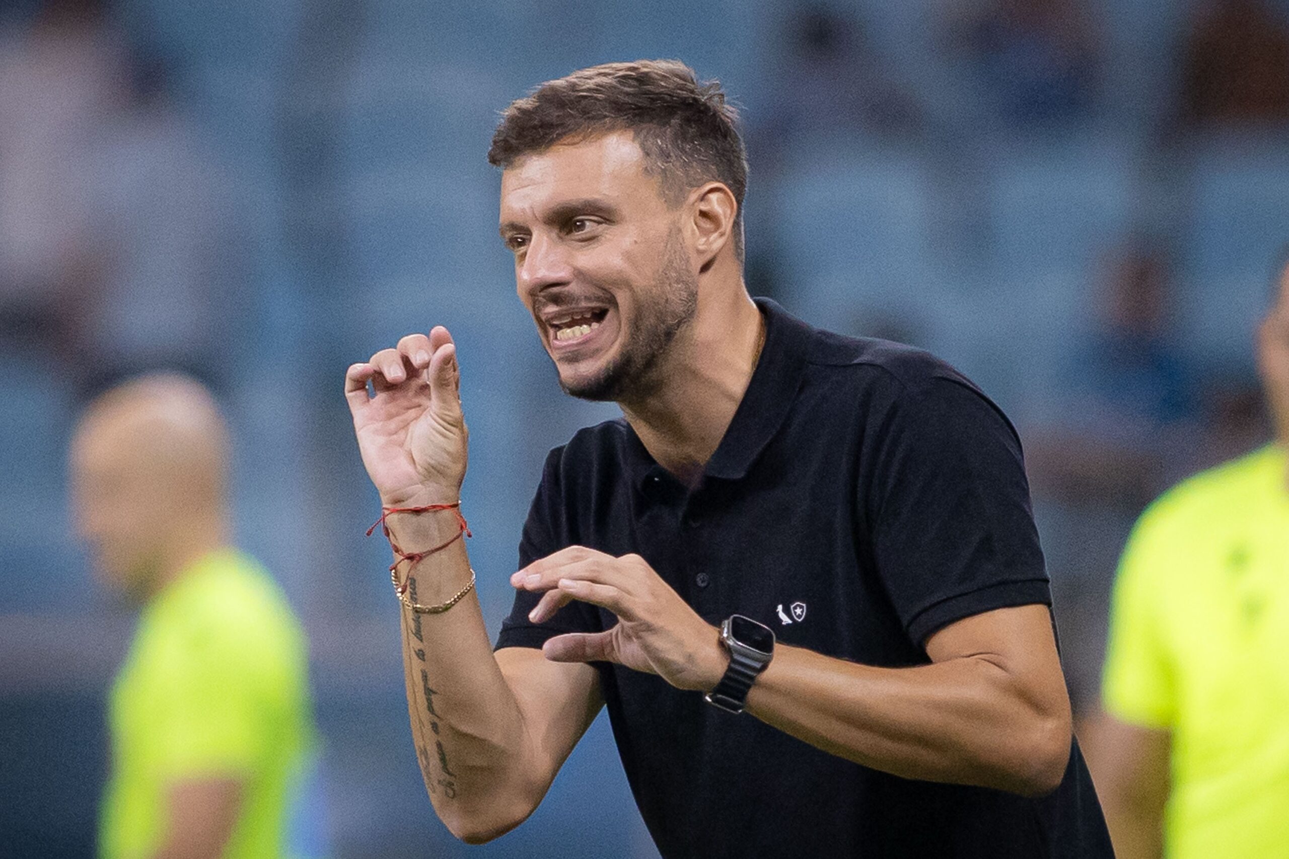 Com elenco curto e punido com transfer ban, Botafogo não projeta mais saídas na janela