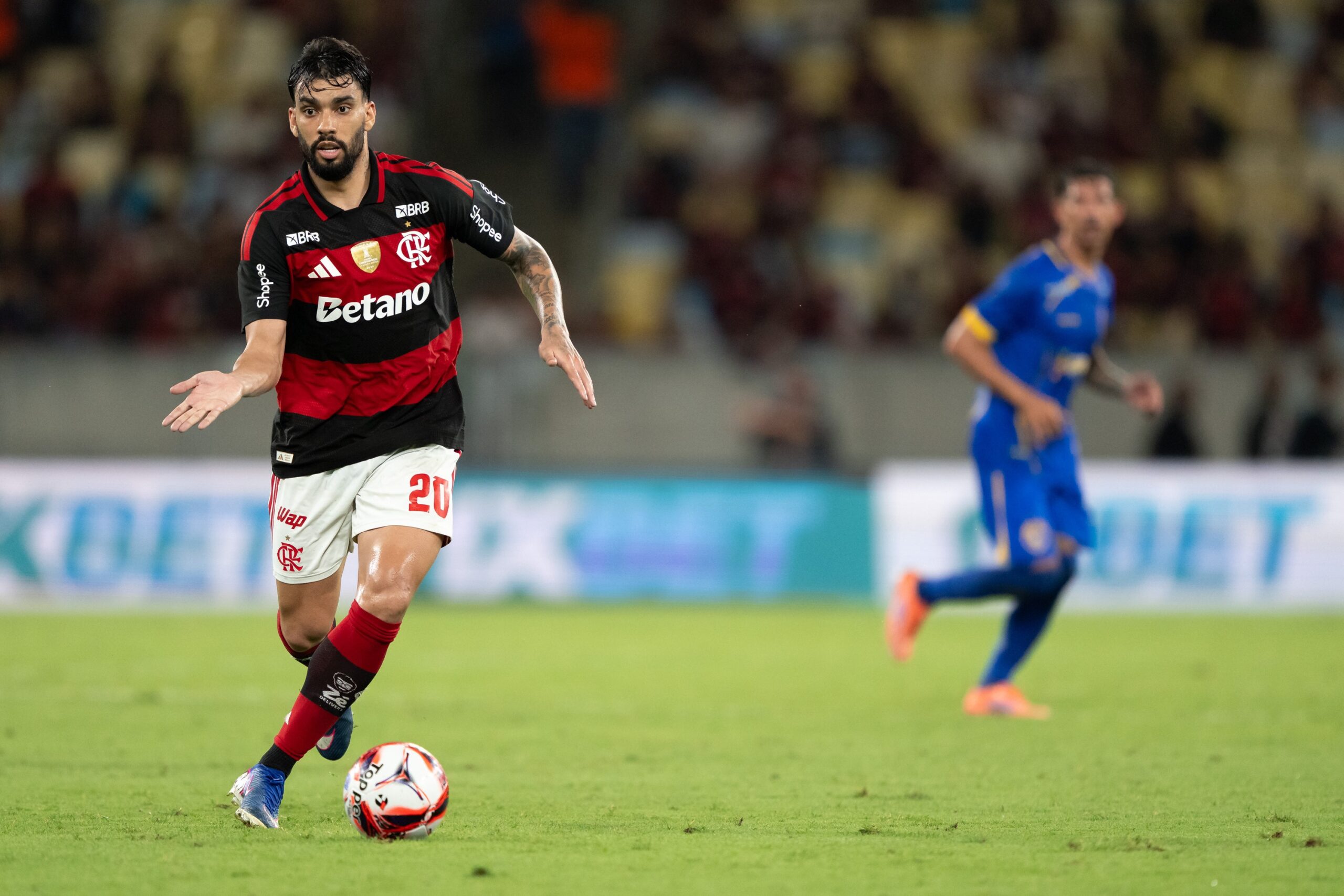 Paquetá encaixa bem de volante e vira alternativa para ausência de Jorginho no Flamengo; veja lances