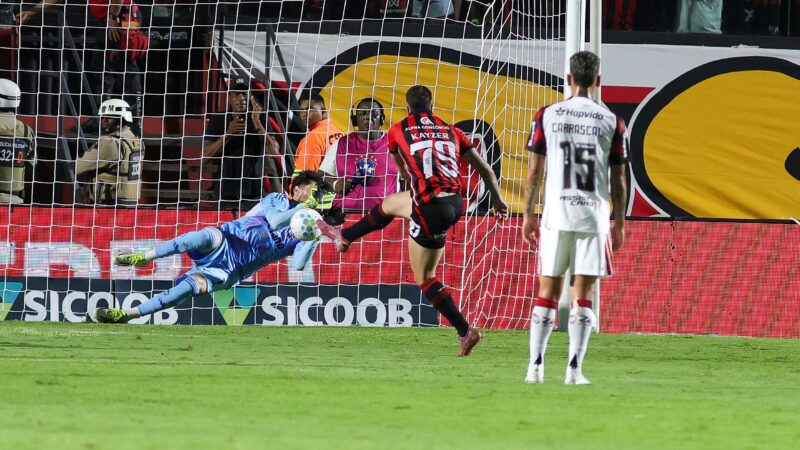 Contra o Flamengo, Renato Kayzer erra pênalti pela primeira vez em clube da Série A; veja histórico