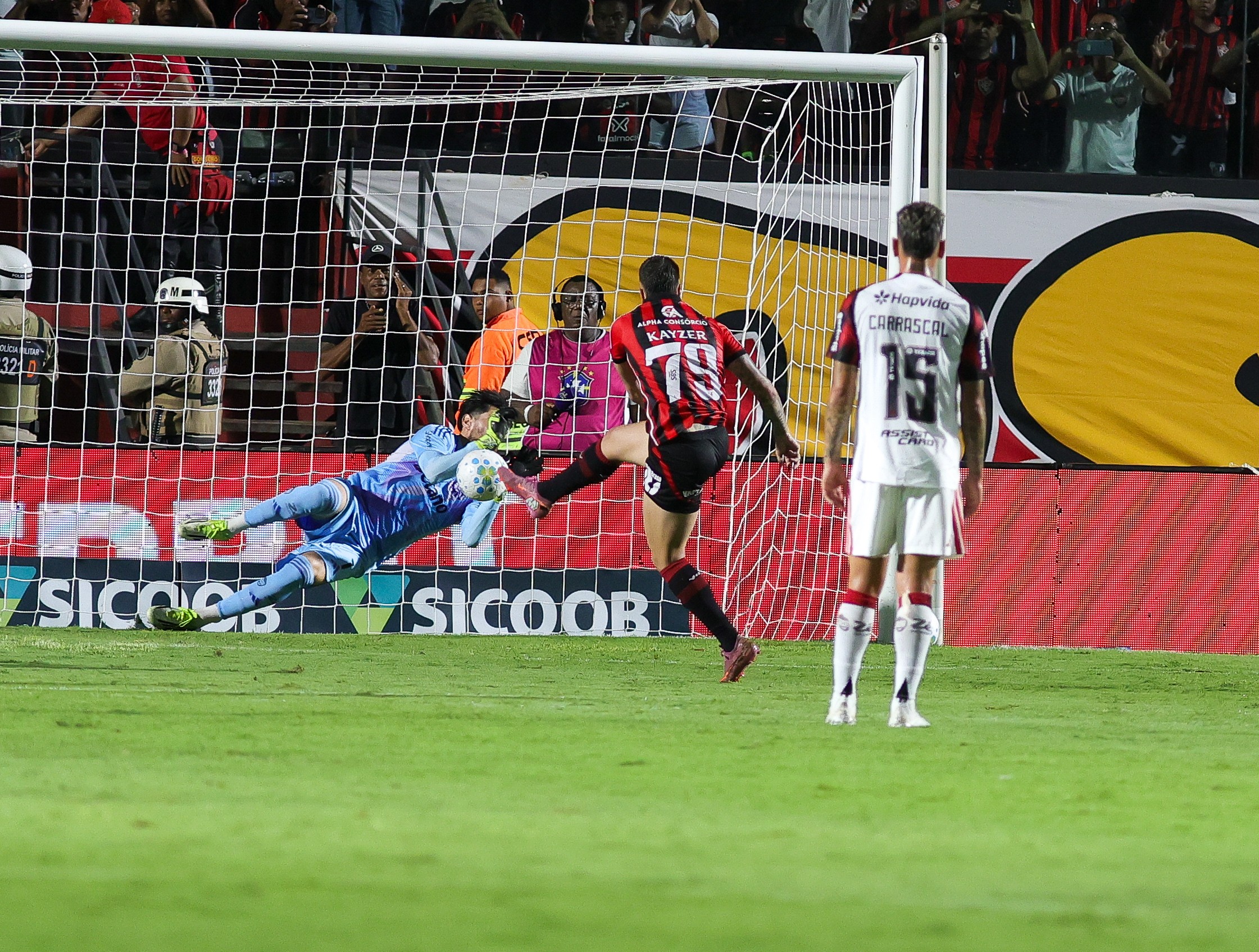Rossi defende o 10º pênalti pelo Flamengo e acerta o lado em 65% das cobranças; veja o desempenho