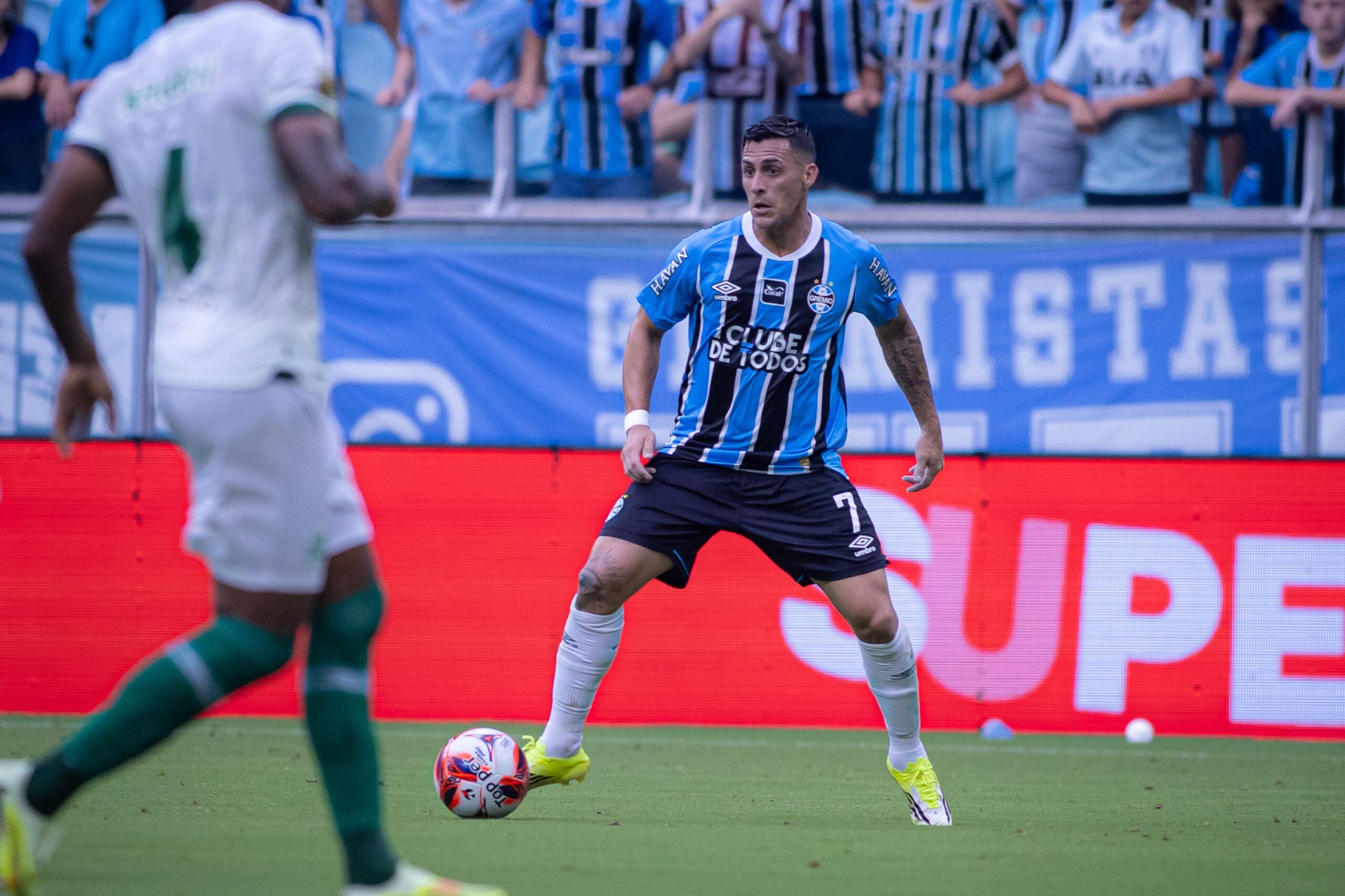Pavon vira alternativa para lateral direita do Grêmio em momentos de dificuldade