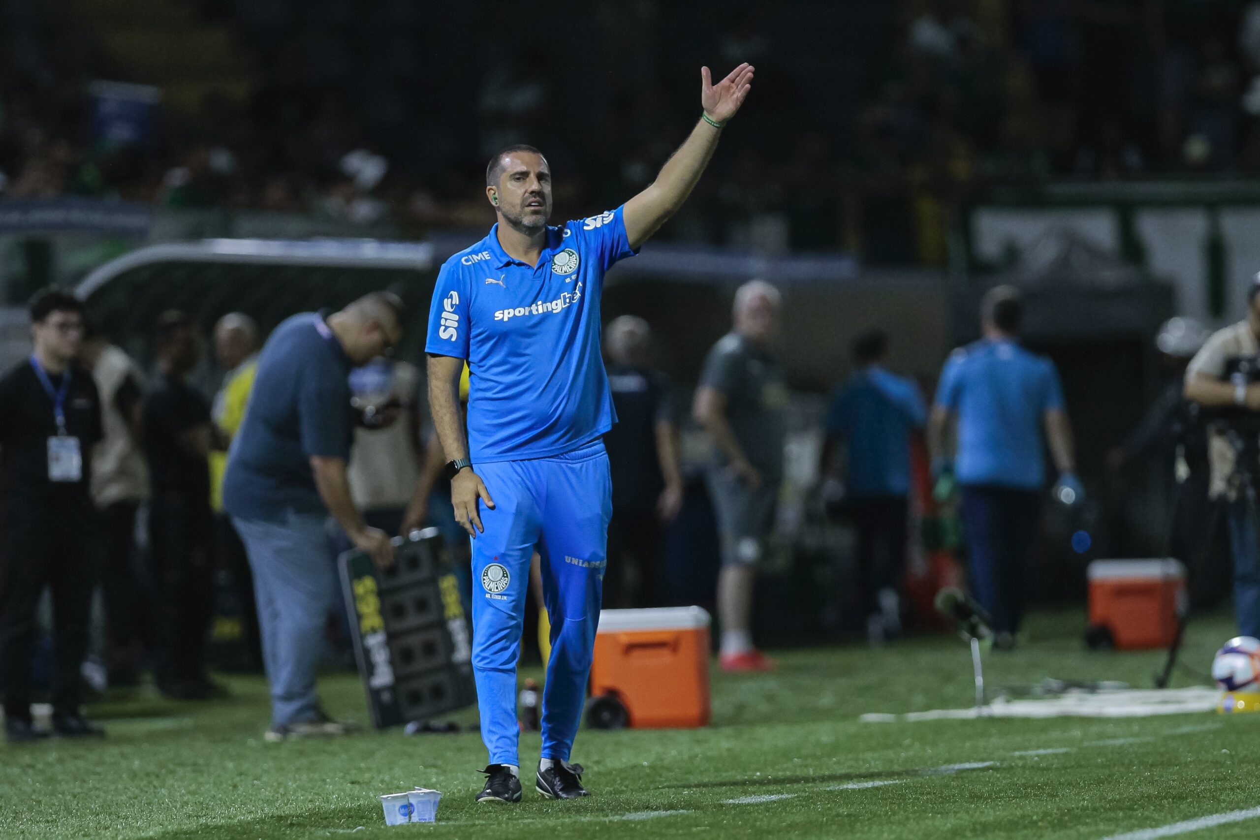 Auxiliar do Palmeiras explica time misto e se desculpa por confusão: “Treinador me xingou por tudo”