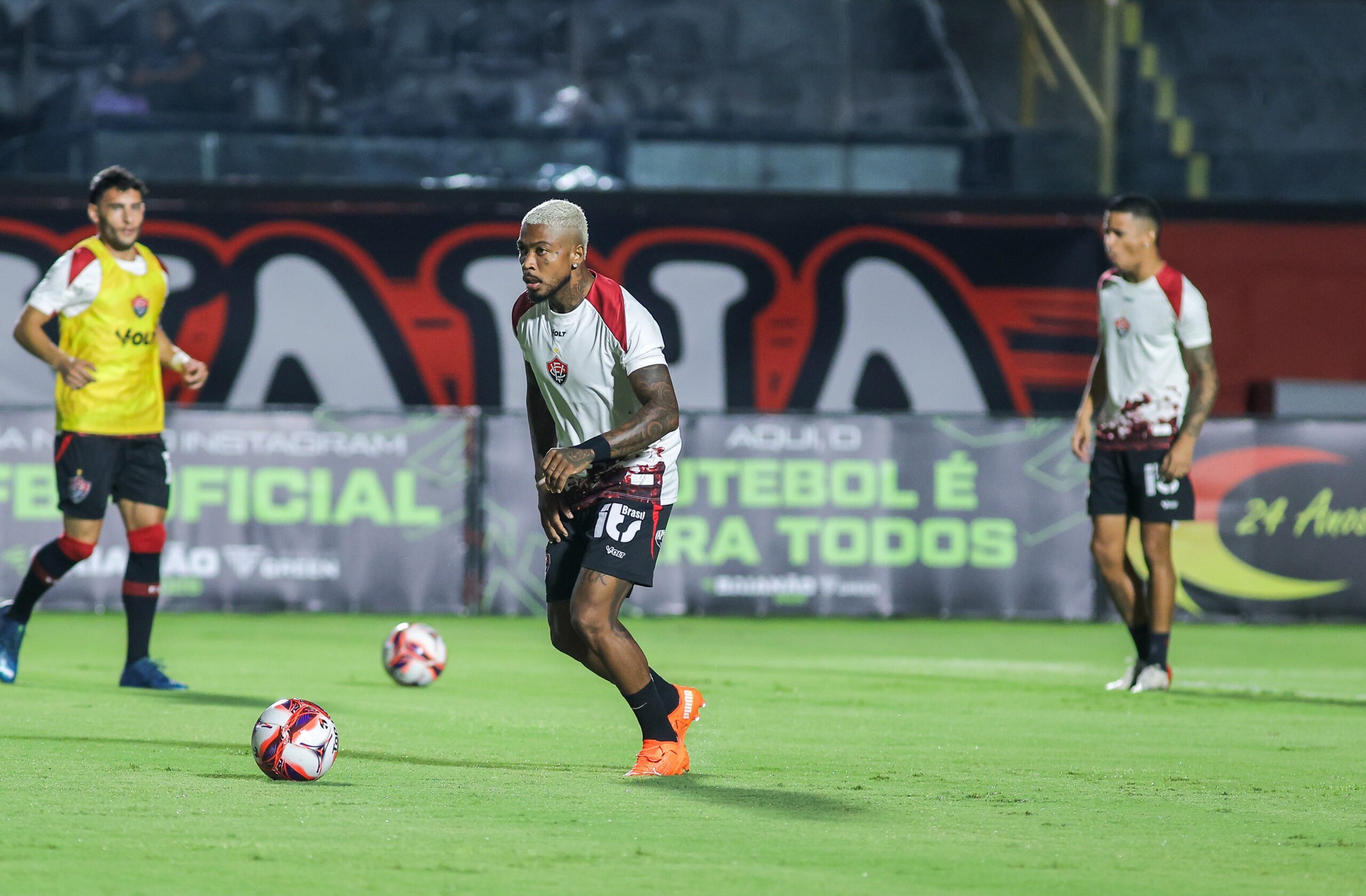 Marinho se vê em evolução e projeta mais minutos pelo Vitória