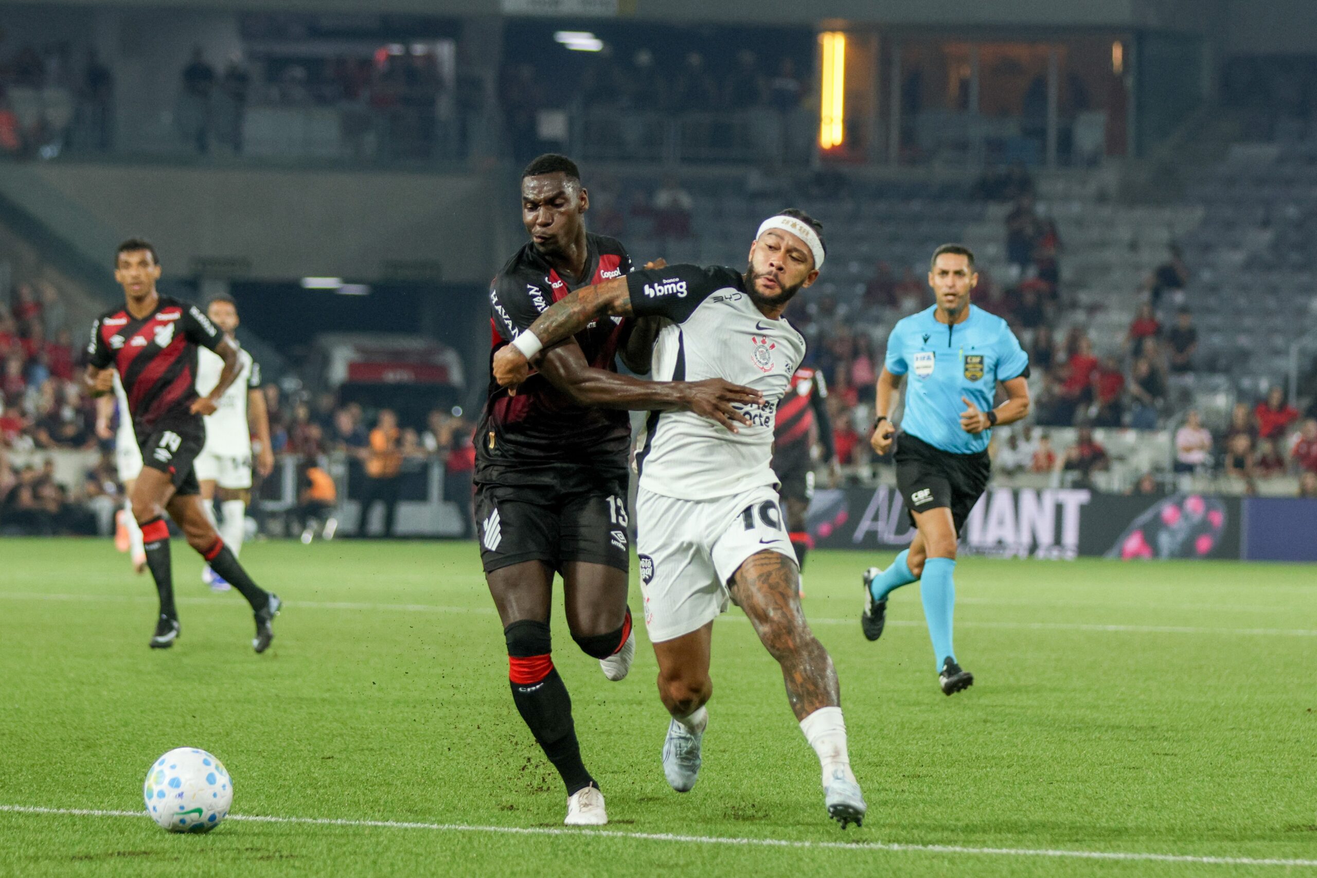 Memphis ironiza árbitros e critica gramado do Athletico em vitória do Corinthians: “Campo horrível”