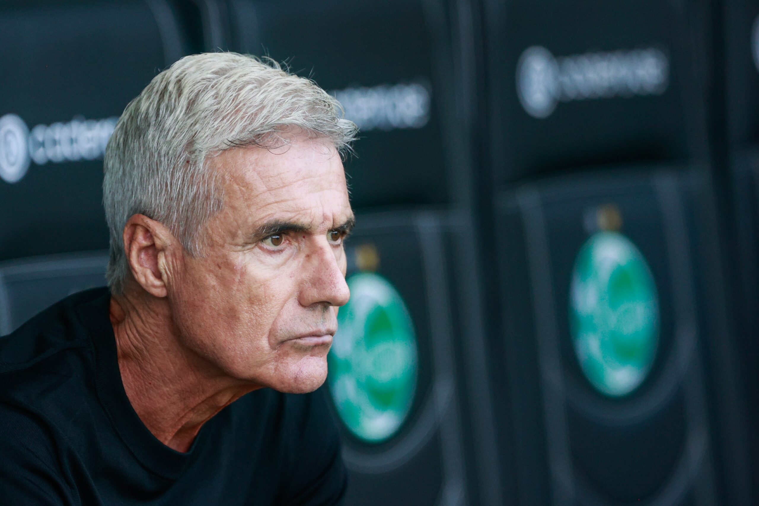 Luís Castro evita comentário sobre favorito nos Gre-Nais, explica time com três volantes e uso de jovens