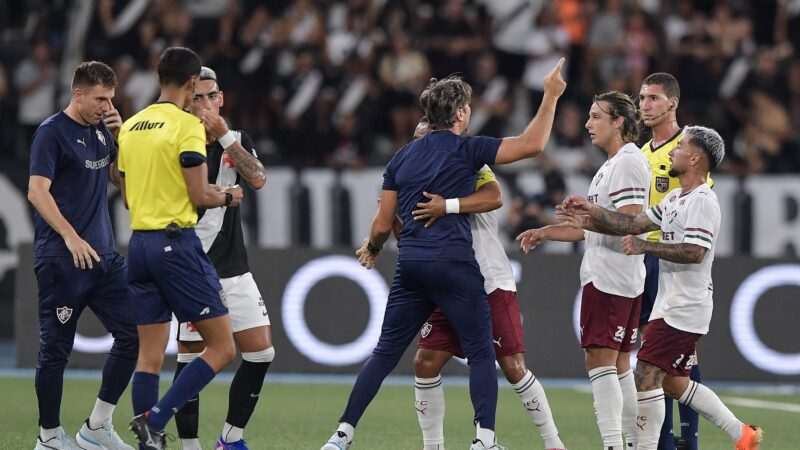 Árbitro de Vasco x Fluminense explica expulsão de Zubeldía: “Partiu para cima de forma agressiva”