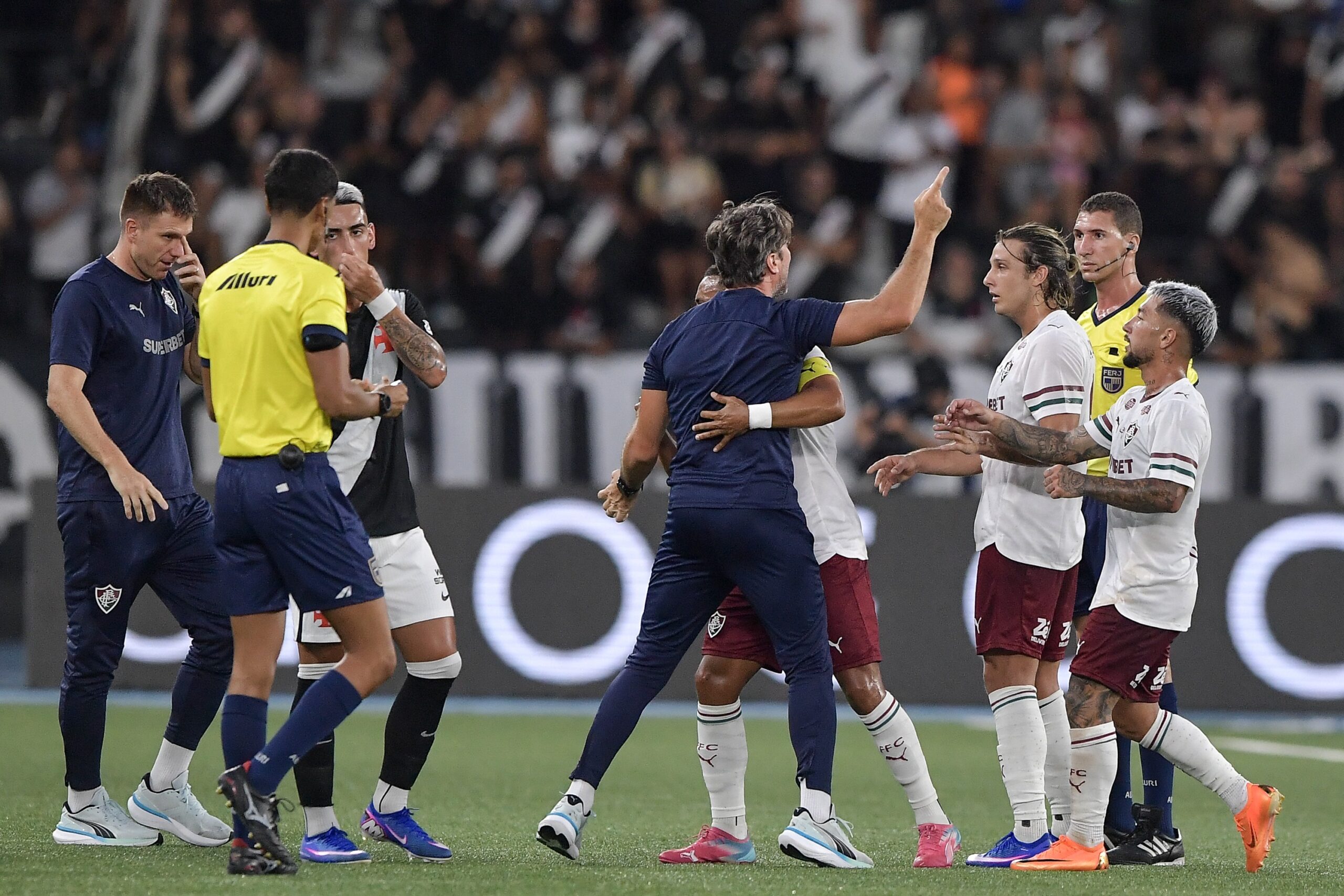 Árbitro de Vasco x Fluminense explica expulsão de Zubeldía: “Partiu para cima de forma agressiva”