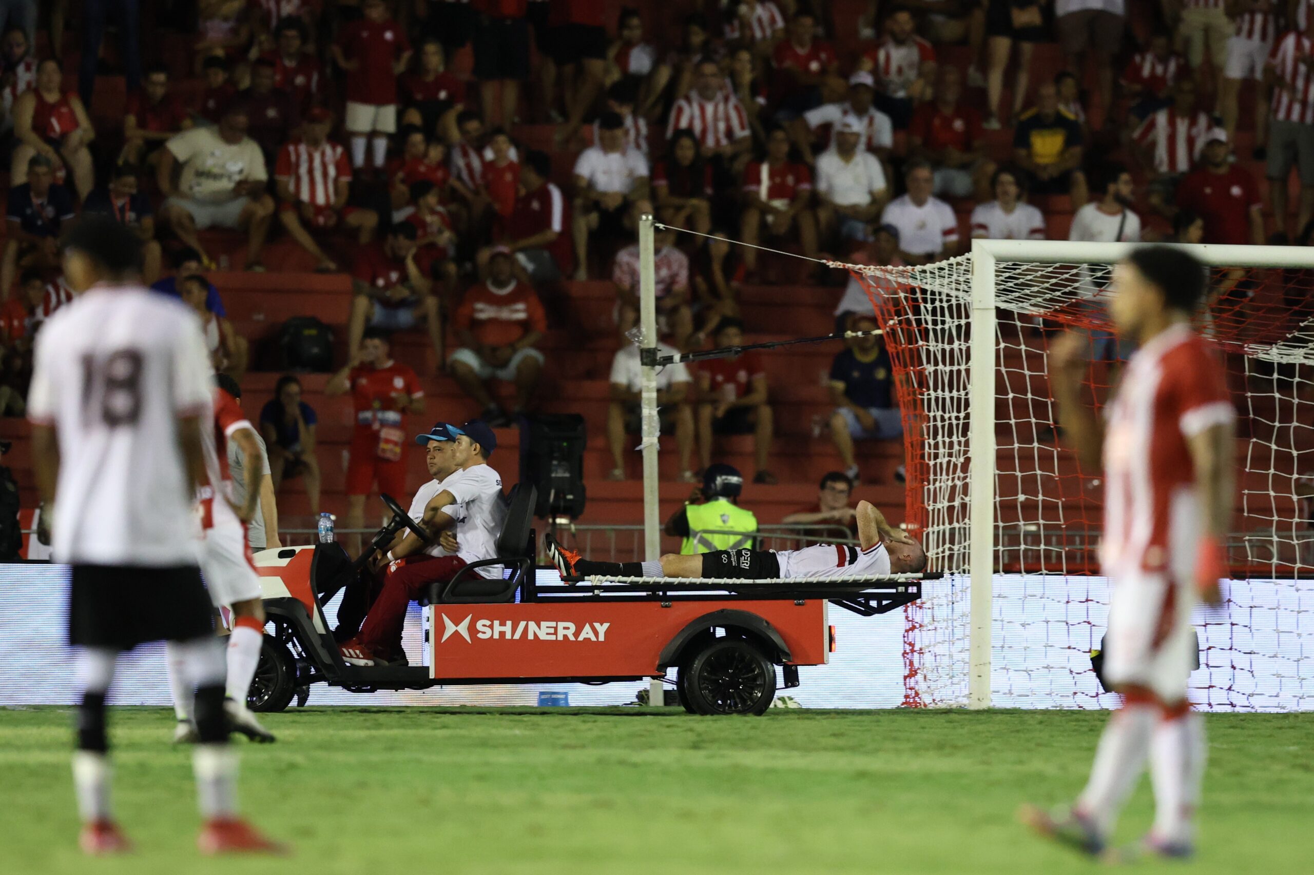 “Não passou de um grande susto”, diz médico do Santa Cruz após Ianson sair de ambulância