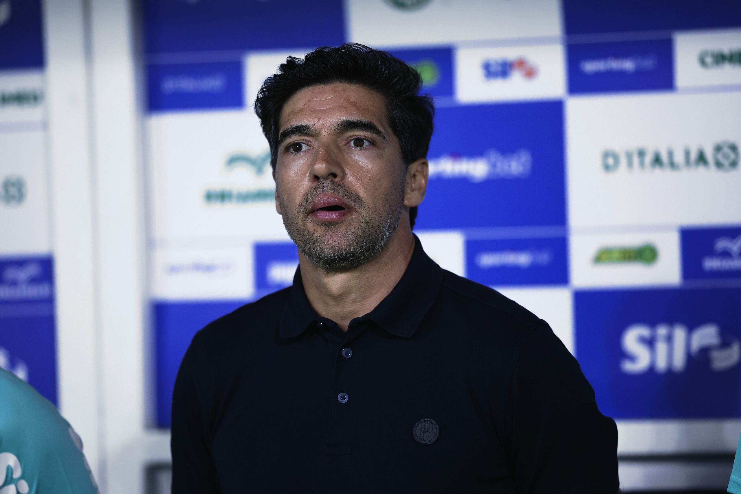 Árbitro diz que expulsou Abel por postura ríspida e grosseira: “Vocês nunca veem nada, p…”