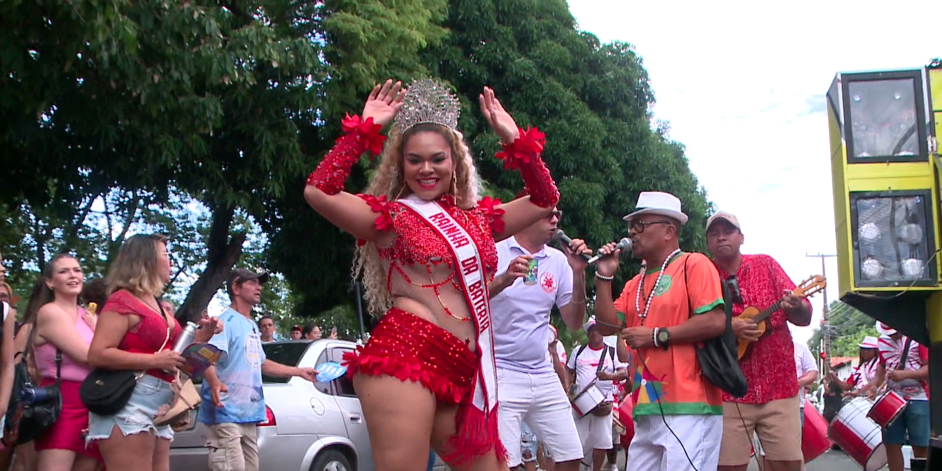 Rainha de Bateria perde 12kg para o Carnaval ao entrar para corrida de rua; assista