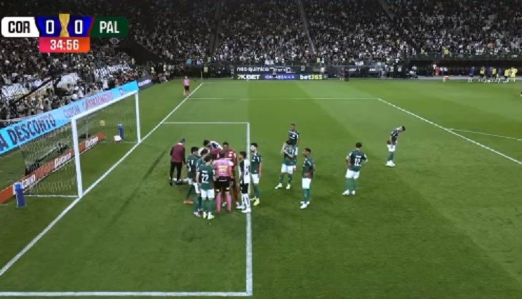 Leila defende Andreas e diz que Memphis escorregou mais vezes: “Saiu cavucando o gramado todo?”