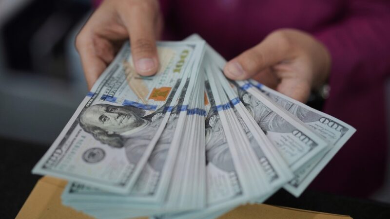 Dólar abre em alta com foco nas negociações entre EUA e Irã