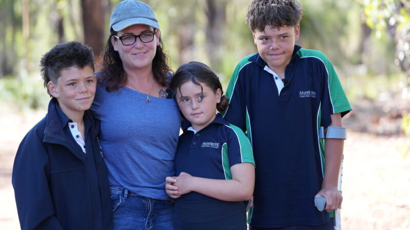 Jovem de 13 anos vira herói após nadar por horas para salvar a família que estava à deriva em alto-mar