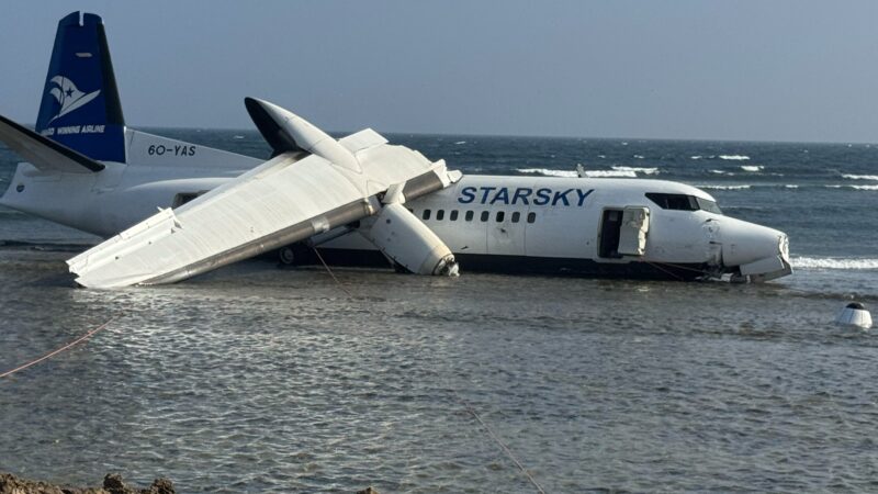 Avião com 55 pessoas sai da pista e para no mar após pouso de emergência na Somália