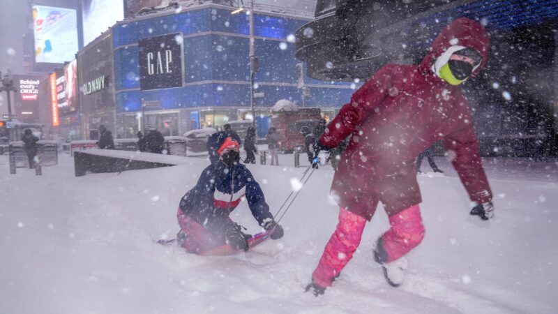 VÍDEO: Times Square amanhece coberta de neve após tempestade em Nova York
